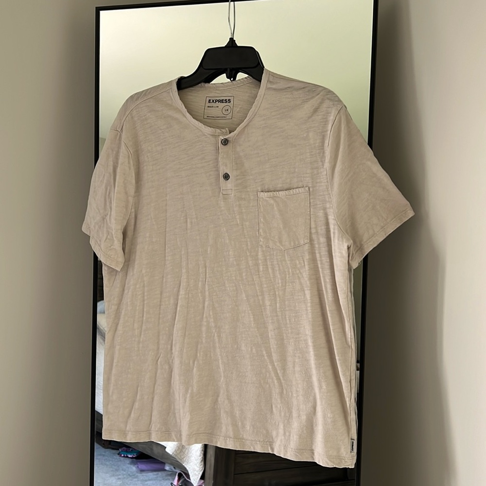 Express: Men’s Size Large, Short Sleeve Pocket Tee